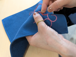 刺しゅうの様子