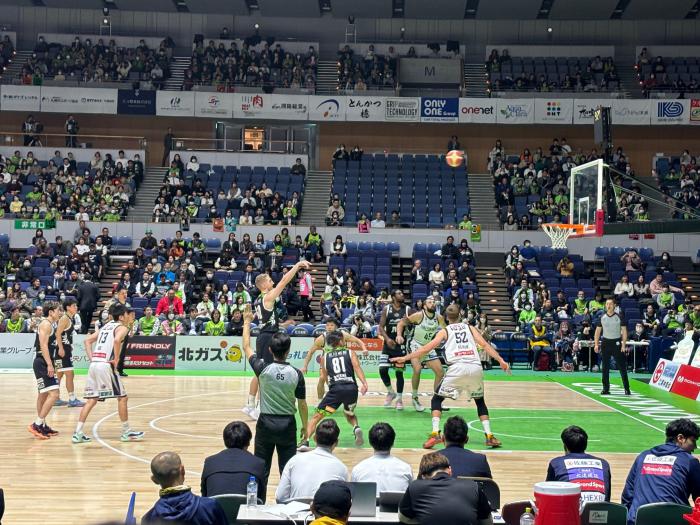 バスケットボール試合会場の写真