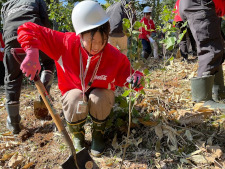 190008_北海道コカ・コーラボトリング_白旗山水源の森での植樹活動2