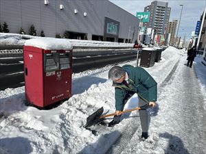 240016_日伸建設_ポスト周辺の除雪