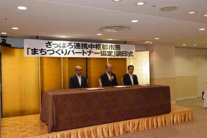 北海道コカ・コーラボトリング株式会社との協定締結時の写真
