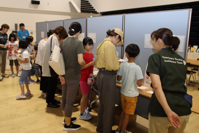 ポーチの中身を選ぶ様子