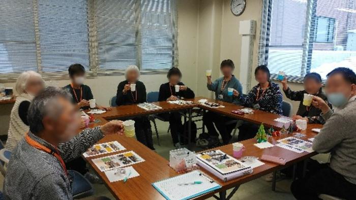 今年1年を振り返りながらお茶を楽しむ参加者の様子