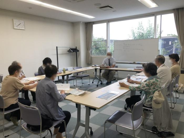 住宅紹介会社からの講話を受ける参加者の様子