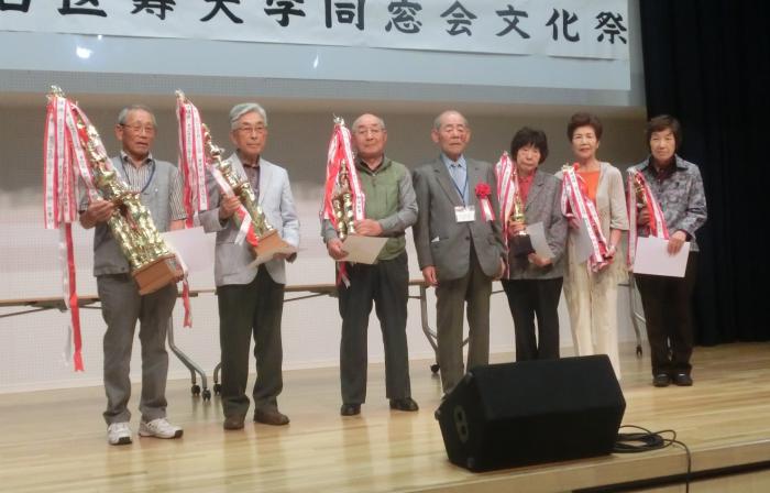 寿大学同窓会文化祭の表彰式の様子