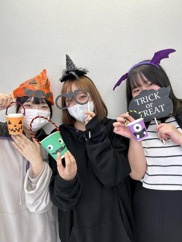 ハロウィンパーティに向けて着飾った3名の女性