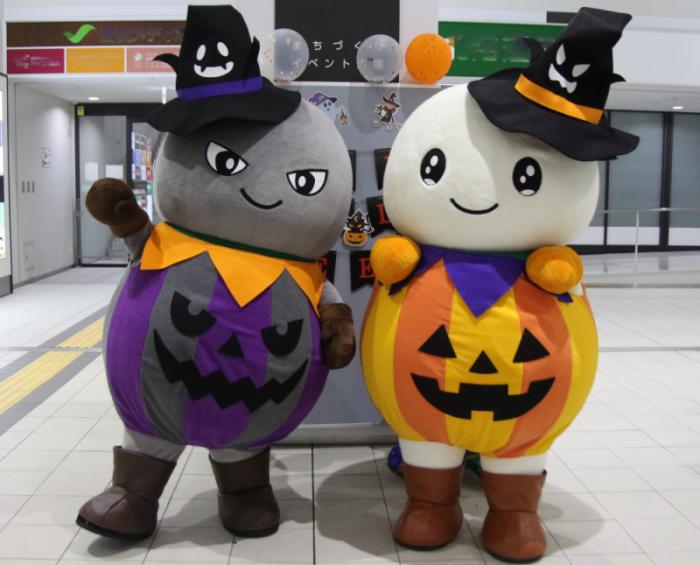 ハロウィン衣装のしろっぴーとくろっぴー
