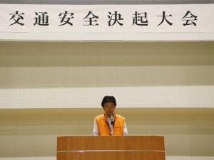 あいさつをする高橋区長