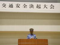 あいさつをする高橋署長