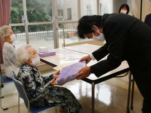 高橋さんへの敬老祝品贈呈の様子