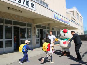 しろっぴーに駆け寄る児童