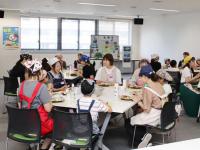 完成した料理を試食する様子