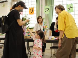 持ち帰り用の笹飾りを作る様子1