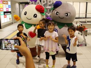 くろっぴーバースデーパーティ フォトスポットで写真を撮る子どもたち