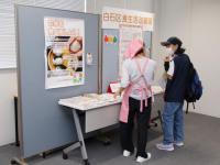 食生活改善推進員と話をする参加者