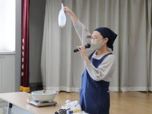 蒸しケーキの作り方を説明するスタッフ