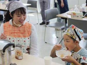 防災備蓄食料を試食する様子