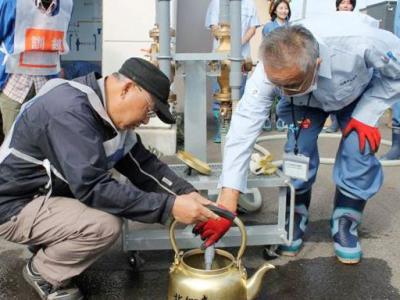 緊急貯水槽から水をくむ様子