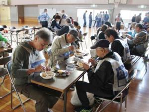 アルファ化米などを試食する様子