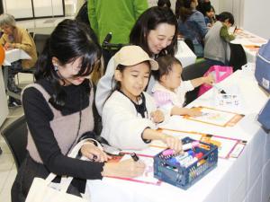 「おえかきパラダイス」参加している家族