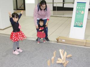 モルック体験」に参加している子ども