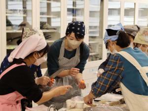 ニンジンの飾り切りに挑戦する様子