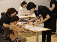 地図で通学路を確認する様子
