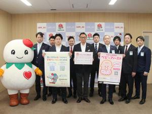 白石区長（中央）、札幌青年会議所のみなさんとしろっぴー