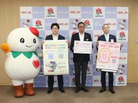 白石区長（中央）、札幌青年会議所の佐藤理事長（右）、株式会社ファミリーマート清野営業所長代行（左）としろっぴー