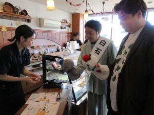 スイス・ドイツ菓子工房ビーネマヤ店内でスタンプを押してもらう2人