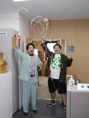区役所で出発式の様子
