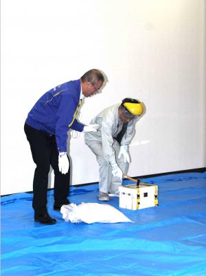 ガラス破壊実演の様子1