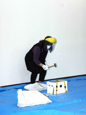 ガラス破壊実演の様子2