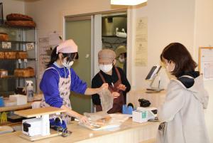 転倒による接客の様子