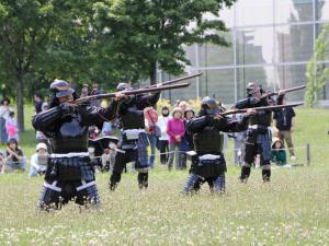 片倉鉄砲隊火縄銃演武の様子