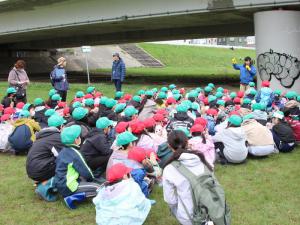 「札幌市豊平川さけ科学館」の職員からの説明を真剣に聞く様子