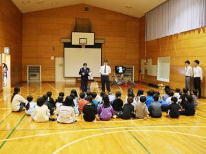 警察官の説明を聞く児童たち1