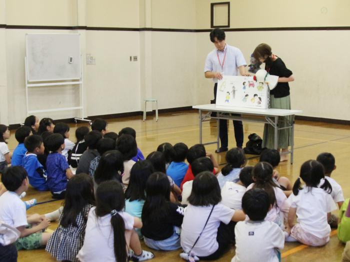 絵本読み聞かせの様子