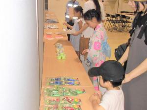 防災グッズを選んでいる様子