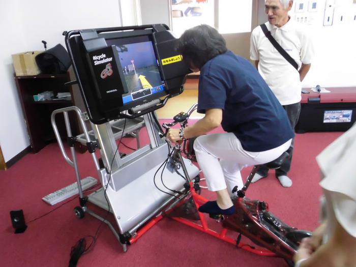 自転車シミュレーターの様子