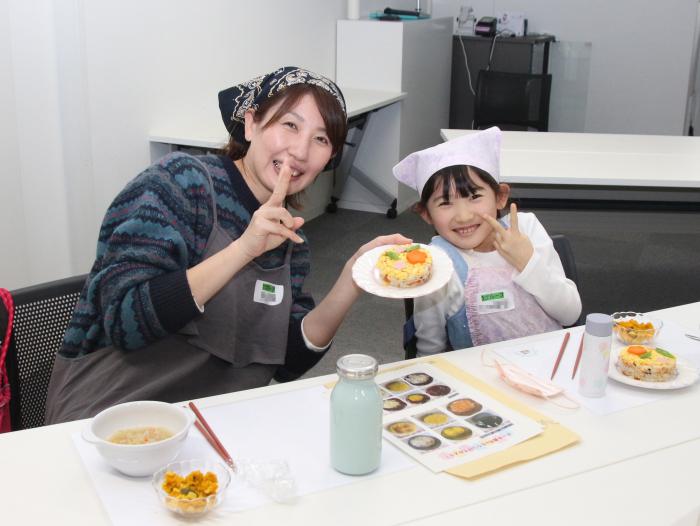 試食（カメラ目線）