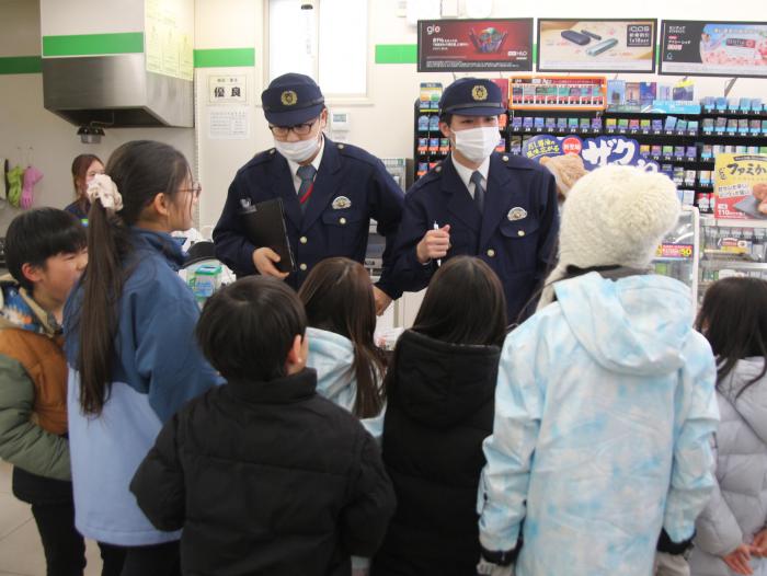 警察からの話を聞く子供たち