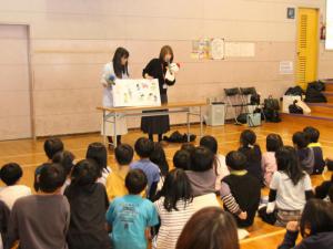 絵本の読み聞かせ