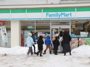 ファミリーマートへ駆け込む子供たち