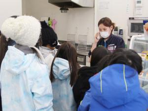 警察へ連絡するファミリーマートの店員