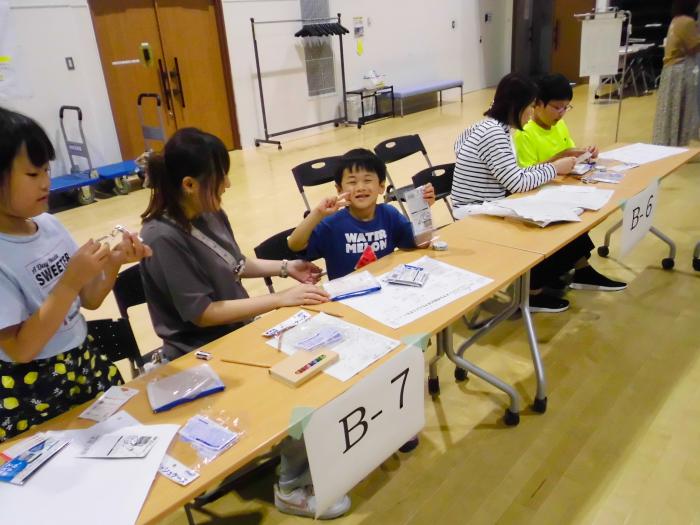 防災ポーチ制作の様子1