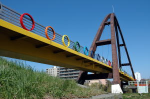 画像：厚別川に架かる「虹の橋」