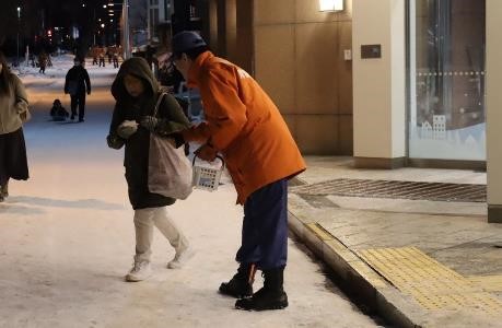 火の用心を呼びかける消防団員1