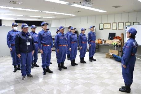 規律訓練「気をつけ」の様子