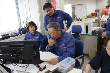無線で災害対応依頼をしているところ